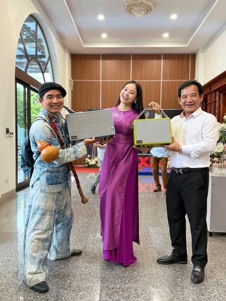 lam-viec-thong-minh-vui-choi-het-minh-cung-loa-xach-tay-soundx-sv2511